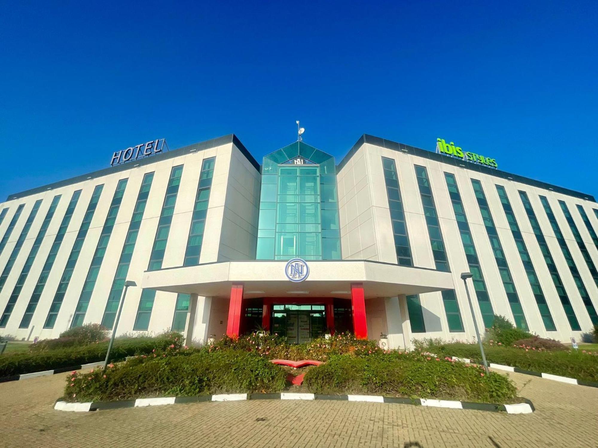 Ibis Styles Milano Est Settala Hotel Bagian luar foto